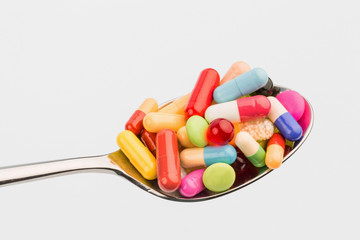 Viele Tabletten auf L&ouml;ffel
