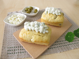 Minibrote mit Oliven, Feta Käse und Kräuterquark Topping