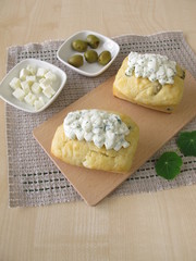 Minibrote mit Oliven, Feta Käse und Kräuterquark Topping