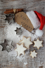 Kekse und Keksausstecher mit Weihnachtsmütze