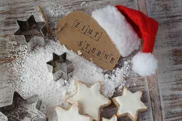 Kekse und Keksausstecher mit Weihnachtsmütze