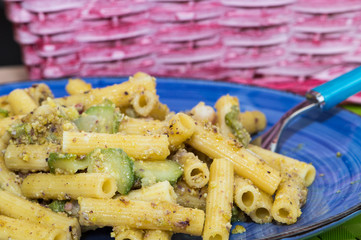 Pasta con pesto di pistacchio, pancetta e zucchine