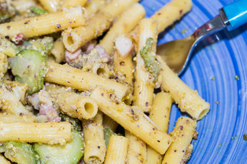 Pasta con pesto di pistacchio, pancetta e zucchine