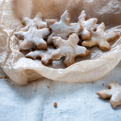 Schneeflocken-Kekse mit Zuckerguss
