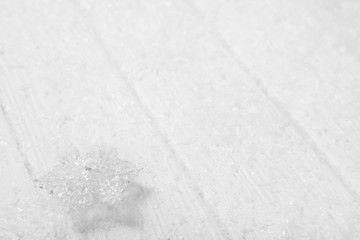 Winterlicher Hintergrund in weiß mit Schnee als Kulisse zu Weihnachtlichen Themen.