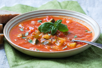 Vegane Tomatensuppe mit Zucchini