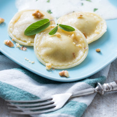 Ravioli mit Salbeischaum, vegan