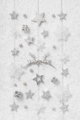 Dekoration zu Weihnachten in silber, weiß und grau mit Holz. Festlich und elgant.