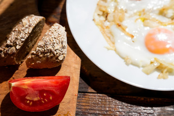 Scrambled eggs with tomato and black bread