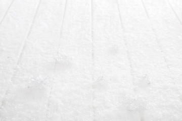 Winterlicher Hintergrund in weiß mit Schnee als Kulisse zu Weihnachtlichen Themen.