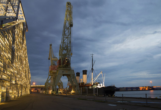 Портовые краны у морского центра "Веламо" летней ночью. Котка, Финляндия