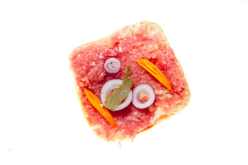 Frisches Mettbrötchen weißer Hintergrund