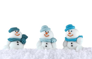lachende Schneemänner auf weiß isoliert