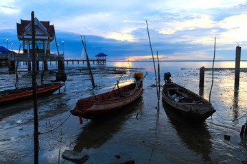 Obraz premium Small fishing boats moored on the waterfront.
