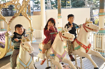 木馬に乗る子ども達