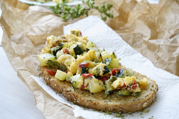 toast scrambled eggs