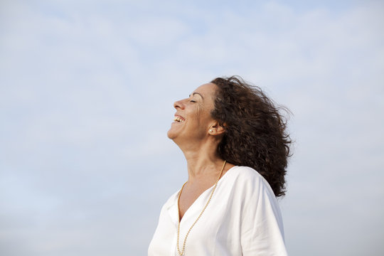 Mujer de mediana edad feliz