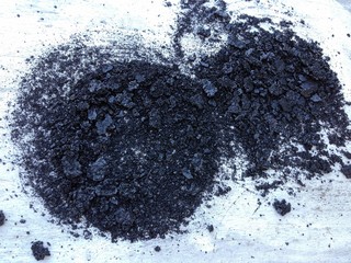 tas de suie noire,dépôt de bois brûlé 