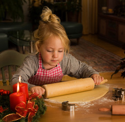 Kind im Advent backt Kekse