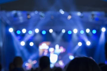 Photo sur Plexiglas Lumière et ombre Lumières de scène défocalisées et foule lors d& 39 un concert