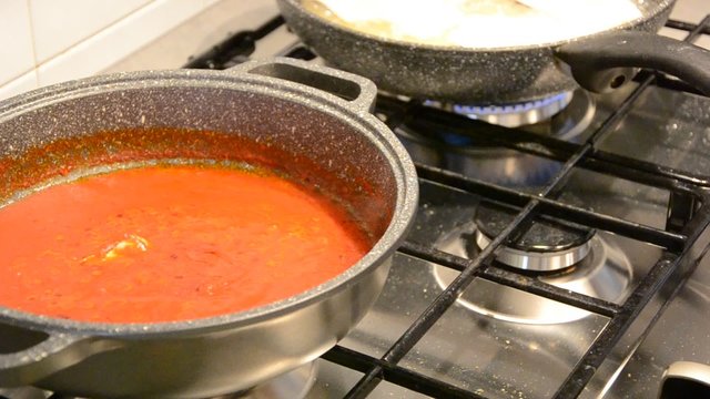 1060 - tomato sauce in the pan