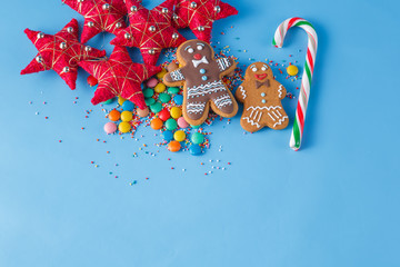 Two gingerbread man on blue background