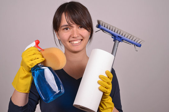 Hausarbeit, frau beim putzen