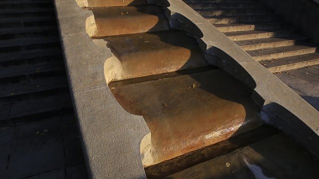 Leaning on the steps of the water.