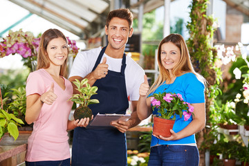 Team im Gartencenter hält Daumen hoch