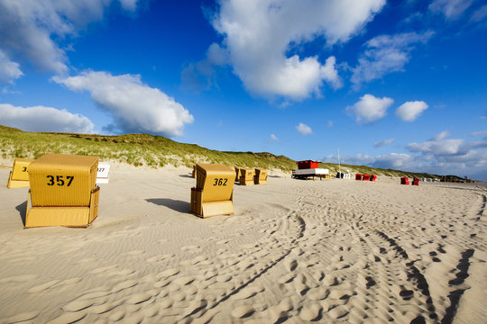 Sylt Strandbild mit den typischen Strandk&ouml;rben.