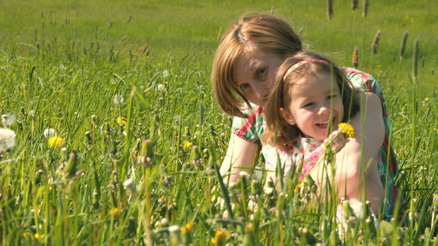 Mutter und Tochter spielen zusammen in einer Fr&uuml;hlingswiese - Teil 3