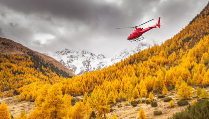 Val Nera - Livigno (IT) - elicottero rosso in volo