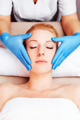 Obraz na płótnie Canvas Relaxing massage at a beauty spa