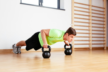 Obraz premium Crossfit push-ups with kettlebell