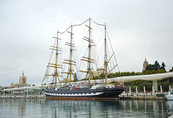 Fototapeta na wymiar Gran velero en el Puerto de Málaga, Andalucía, España