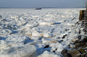 Eisschollen auf der Elbe bei Hamburg-Blankenese