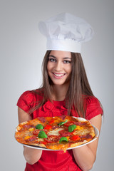 Köchin mit Kochmütze serviert Pizza Porträt