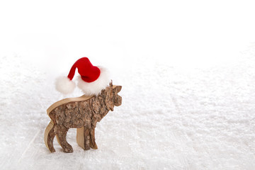 Santa als Rentier in rot mit Nikolausmütze als Deko zu Weihnachten.