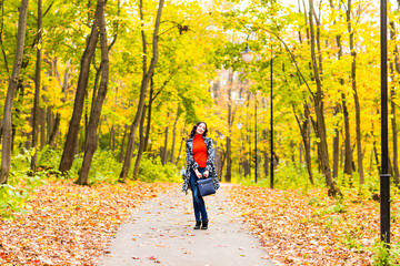Obraz premium Beautiful woman in autumn park