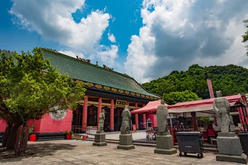 Foto op Plexiglas Tempel HONG KONG, CHINA - August 6, 2015 : View of The ancient chinese temple “Che Kung Temple” under cloudy sky on Aug 6, 2015 in Hong Kong