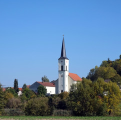 Fototapeta na wymiar Pfarrkirche in Kirchanhausen