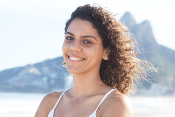 Lachende Frau aus Südamerika am Strand in Rio de Janeiro