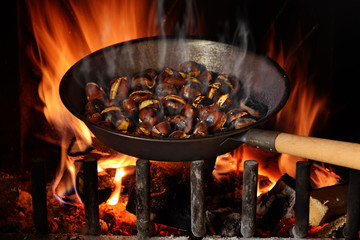 castagne sul fuoco del caminetto fumanti
