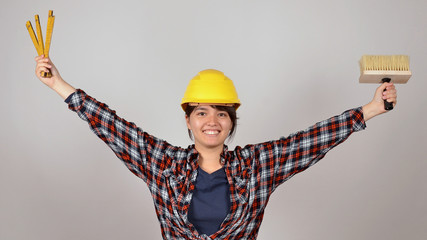 junge frau beim heimwerken
