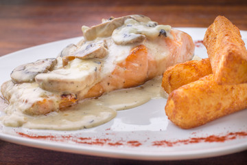 filete de salmón y champiñones