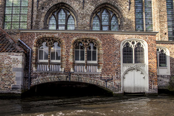 Fototapeta na wymiar Finestre sul canale di Bruges, Belgio