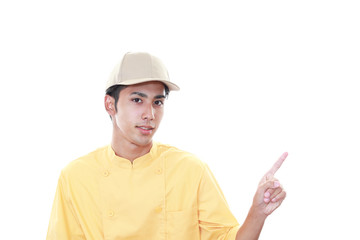 指示する笑顔のウェイター