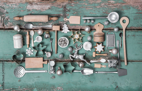 Alte miniaturen küchen utensilien als rustikale dekoration zum ... Wohnzimmer grau lila weiss