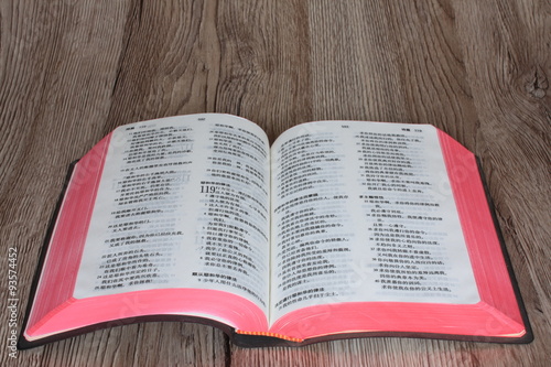 "Bible ouverte " photo libre de droits sur la banque d'images Fotolia
