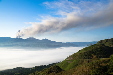 外輪山から撮る一面の雲海と噴煙